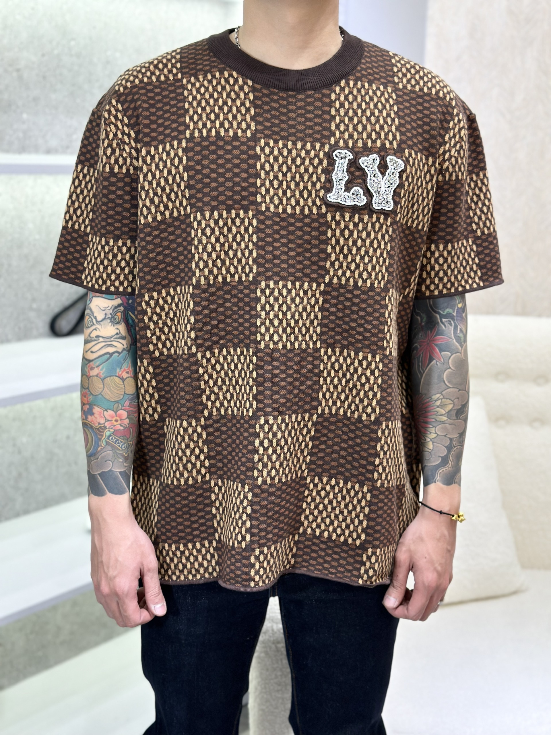 Áo phông T-shirt len Louis Vuitton LV Nâu họa tiết caro logo LV đính đá thêu ngực Like Auth on web VTN